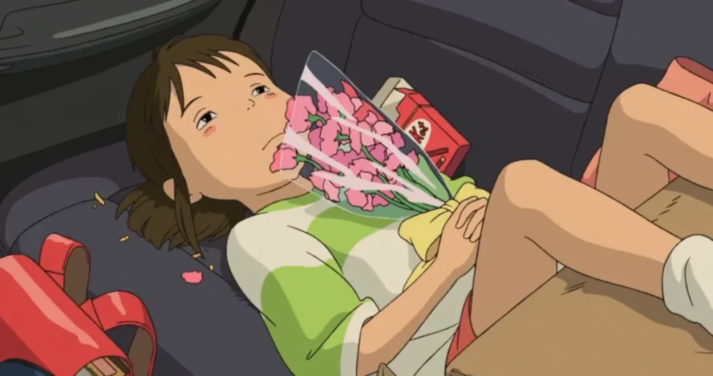 Chihiro acostada en el asiento trasero del coche, sosteniendo un ramo de flores con expresión melancólica