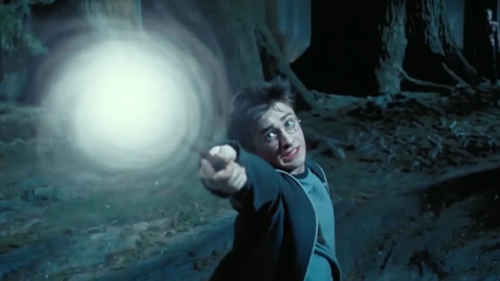 Harry Potter lanzando hechizo encantamiento Patronus