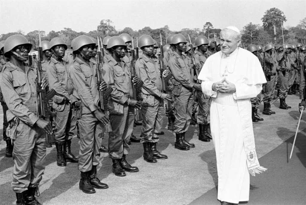 Juan Pablo II visitando África