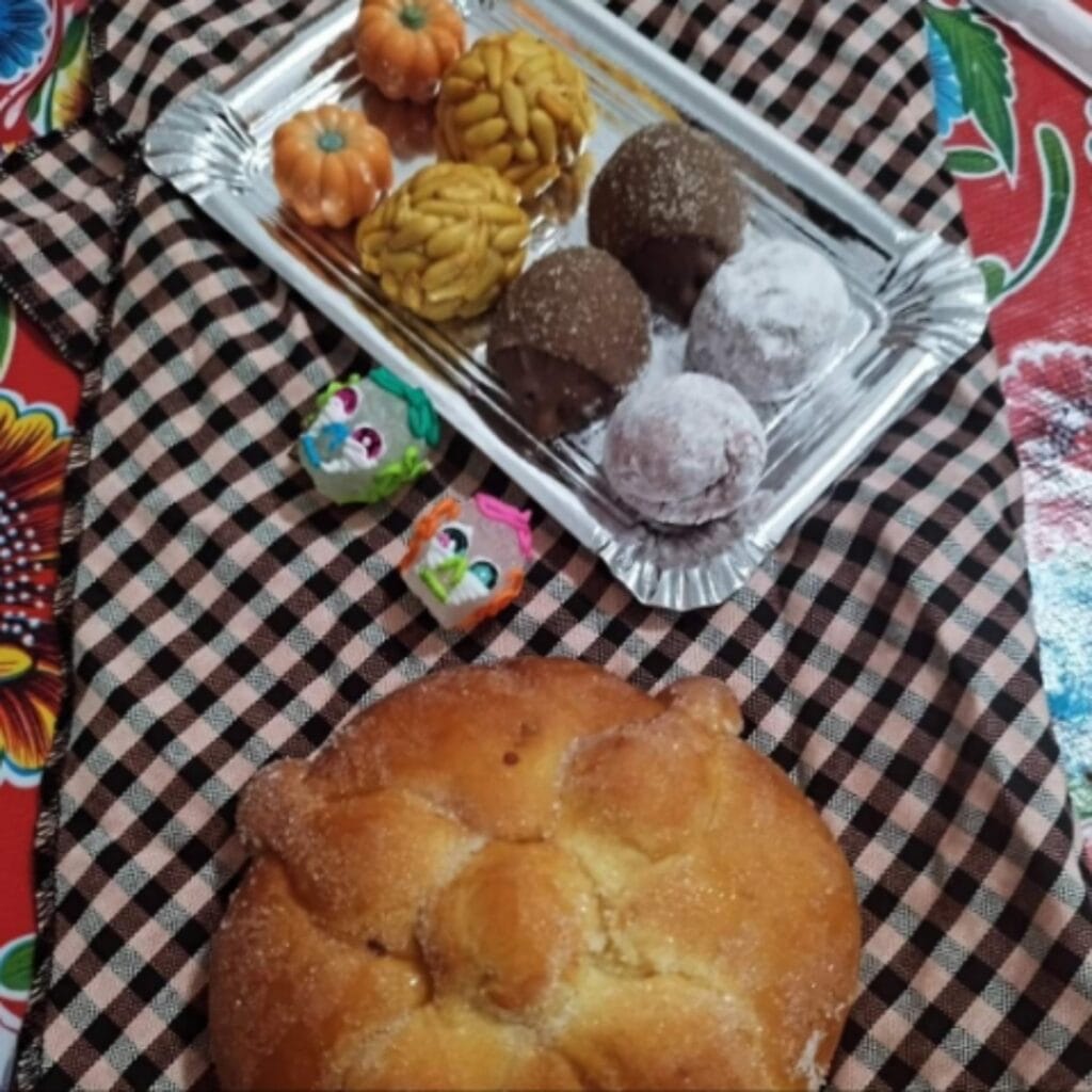 El pan de muerto es un pan dulce mexicano típico del Día de los Santos