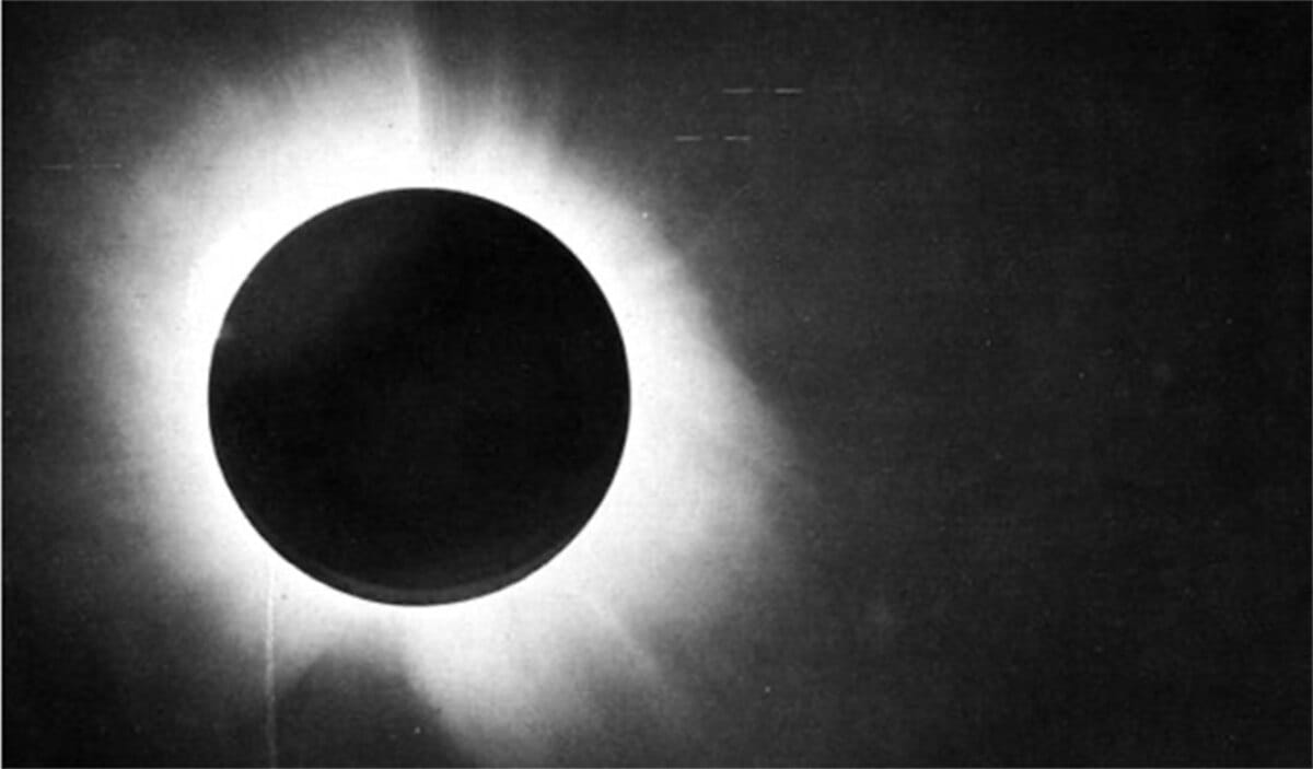 Las fotografías de Eddington durante el eclipse solar de 1919 confirmaron la teoría de la relatividad de Albert Einstein